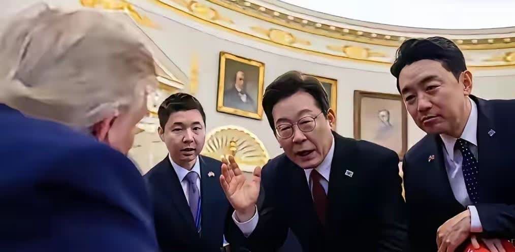思密达：报告老大，这次我听您的话，没去中国参加“九三大阅兵”。阿普：看来