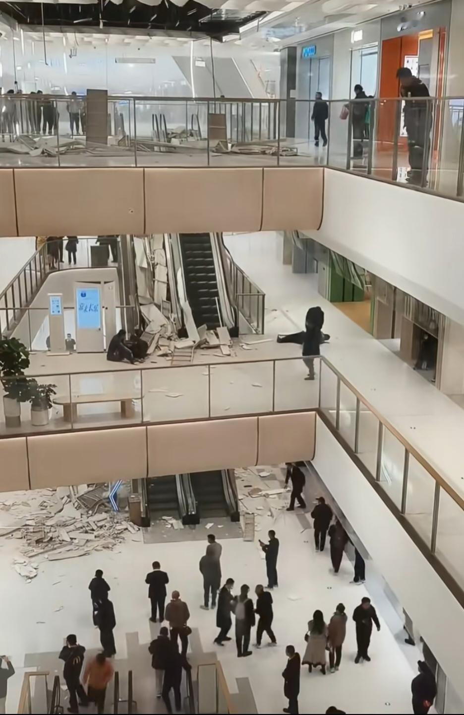 开业就是关门的节奏近日西安龙湖长乐天街开业的第四天，房顶坍塌。这如果说没有偷工