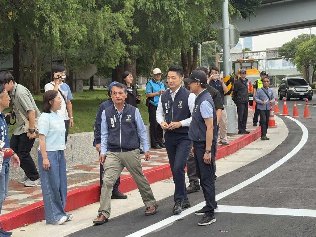 民众党主席黄国昌日前率党籍北市议员帮国民党立委台北市反罢大会站台，近日则有媒体报
