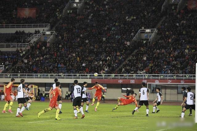 中国队2-0爆冷干翻韩国队登顶，邵佳一挖到3个宝藏，拜合拉木太神11月