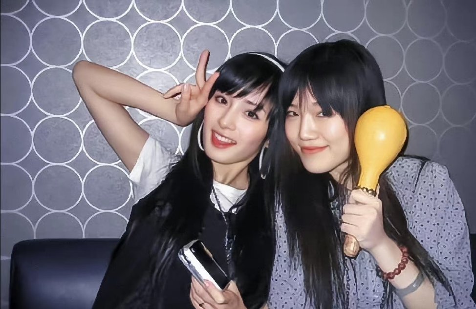 杨幂早期和猫姐的合照，好多都没见过[爱心]祝友谊久久~​