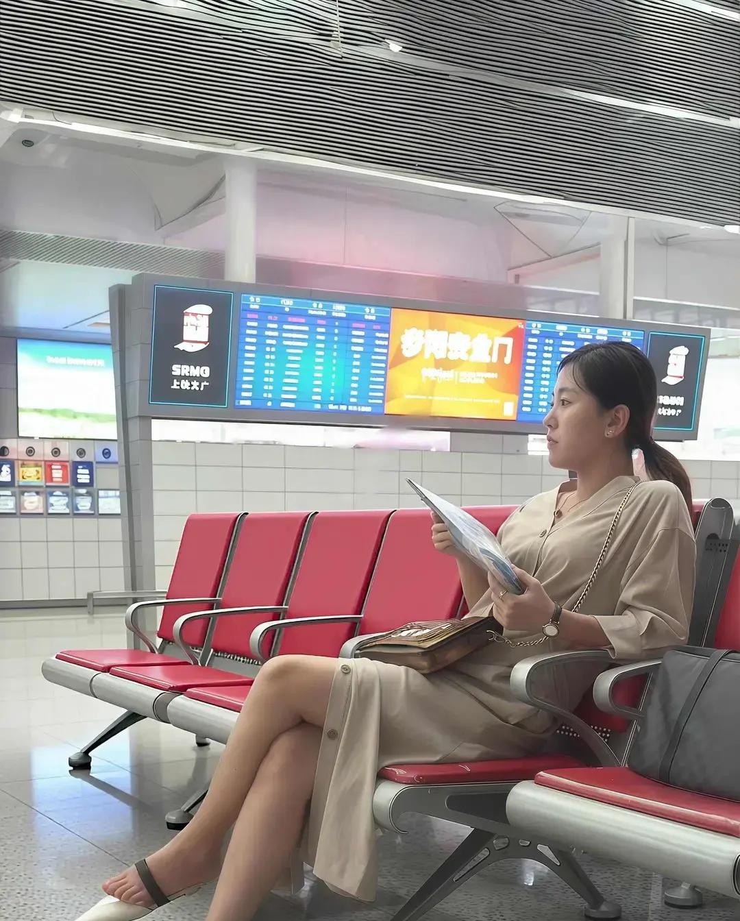 王菲跟窦唯住北京胡同那会儿，被记者拍到蹲公共厕所倒痰盂，她没解释没骂人，第二天照常去听演唱会。照片登