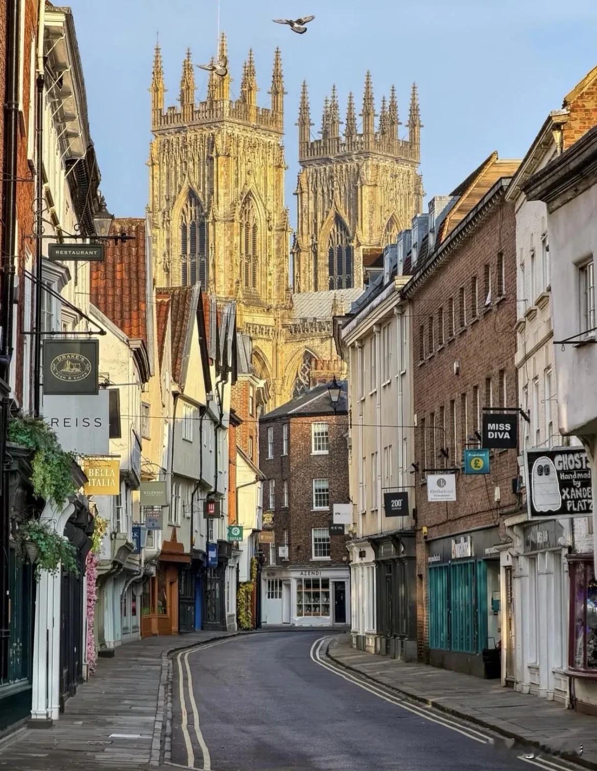 英国约克。一座正经的城市，也是北边人口最多的地方。想找英伦历史，就来约克。因