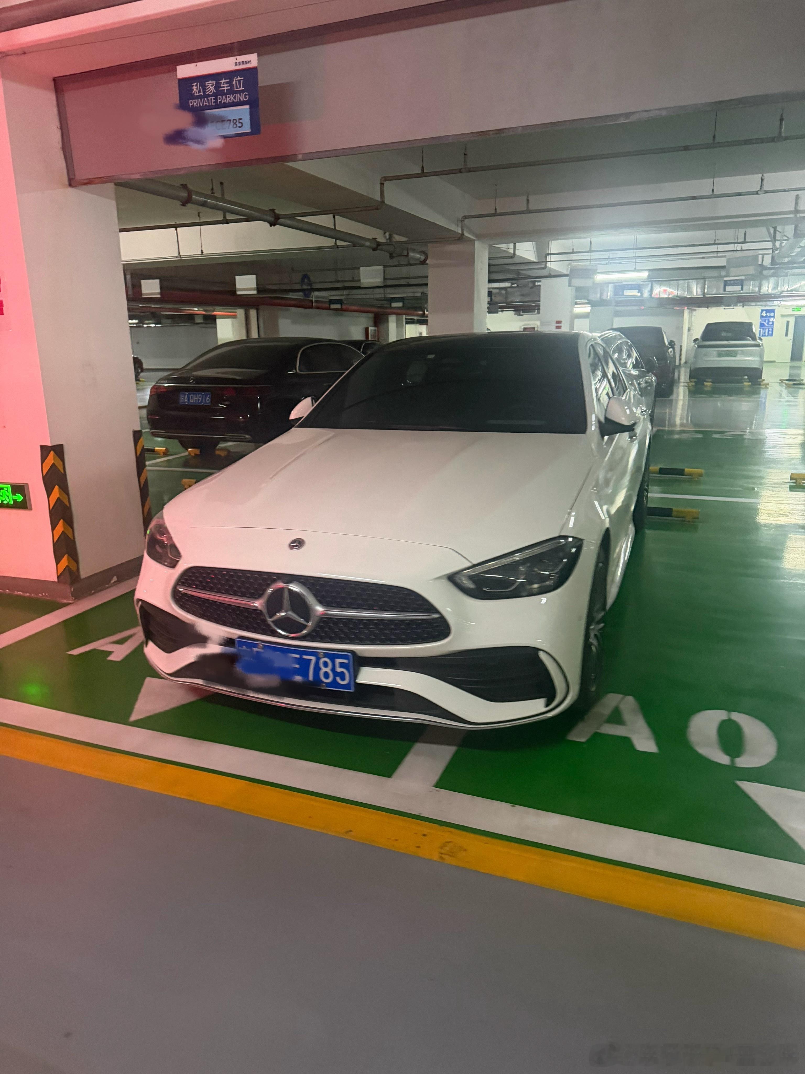 人没素质开啥车都没素质租了一个车位就把旁边空车位也占了真是XXXX了人实在是太自