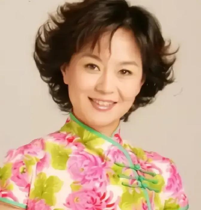 鞠萍当年离婚，把房子票子全留给前夫，只抱着儿子蒋翼遥走。那年她三十出头，央视