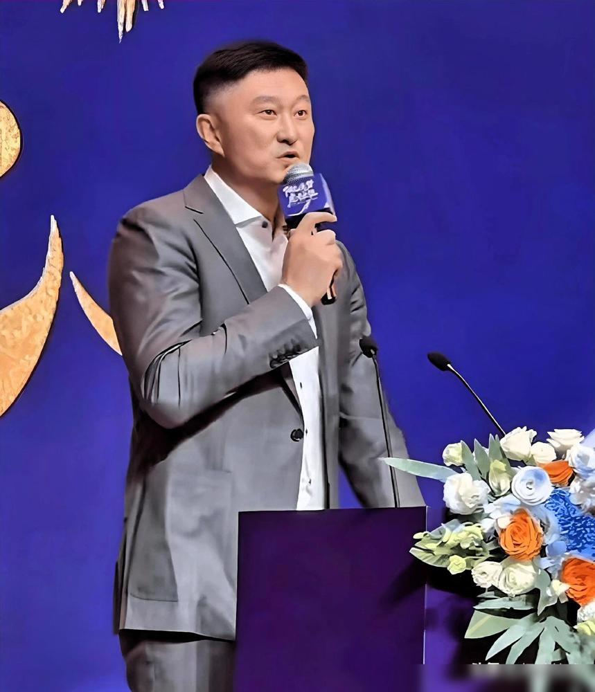 广东男篮主帅杜峰真敢说啊！一点都不给好兄弟朱总面子。今天的出征仪式上，就是杜