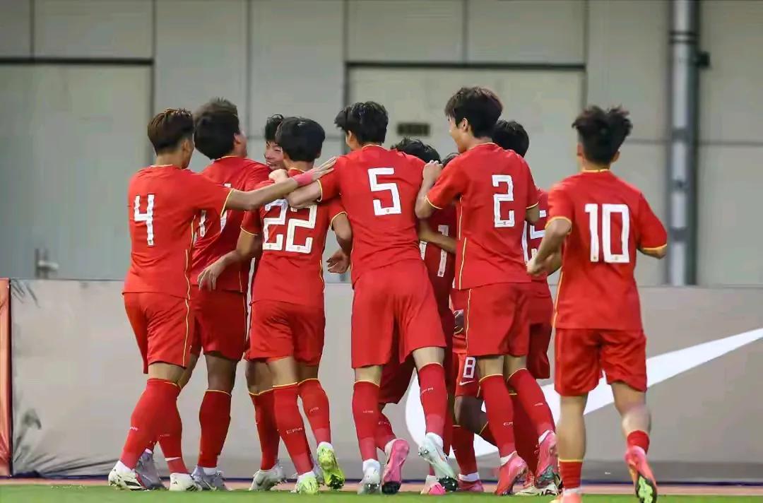 央视继续直播U16四国邀请赛。第一场对阵沙特，出乎意料的二比一绝杀沙特，让大家