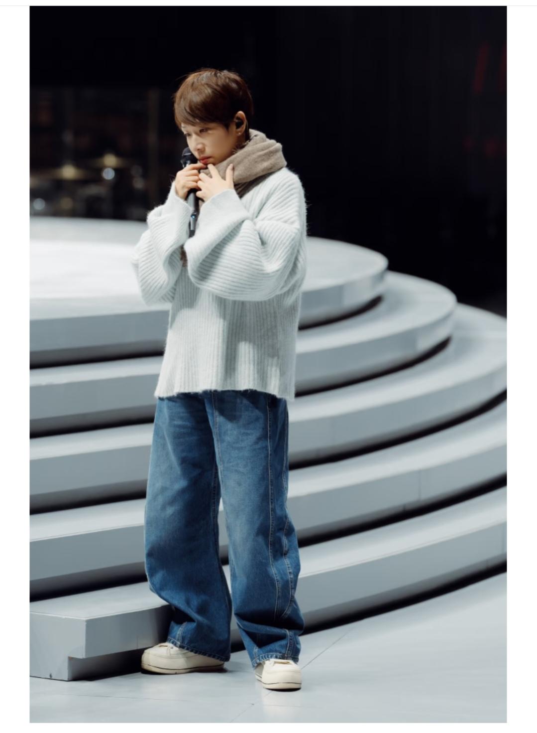 林忆莲，真是越来越年轻漂亮了，白毛衣牛仔裤简直回到了校园时代。