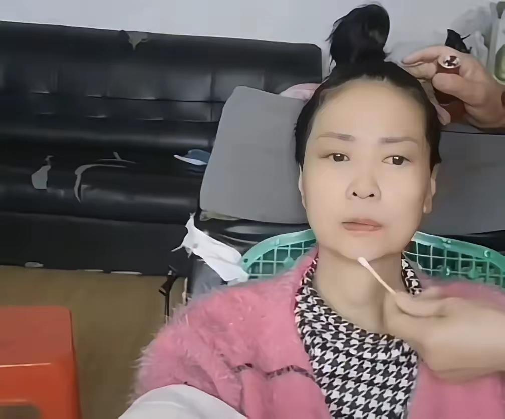 李小中在男护工家里时的状态，看得出来她被照顾的很好，干净整齐、白白胖胖。照