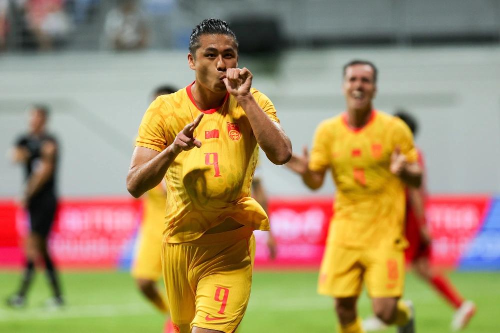 2-1赢了，但真高兴不起来。6月5日晚，国足做客新加坡，比分看着挺舒服。塞尔