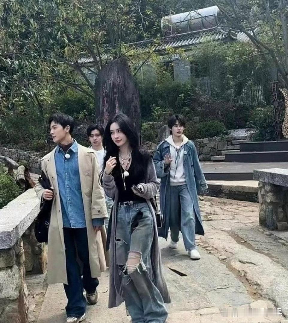 孟子义这身高也太绝了！身材比例直接拉满，路拍生图都这么能打，气场真的太顶了！