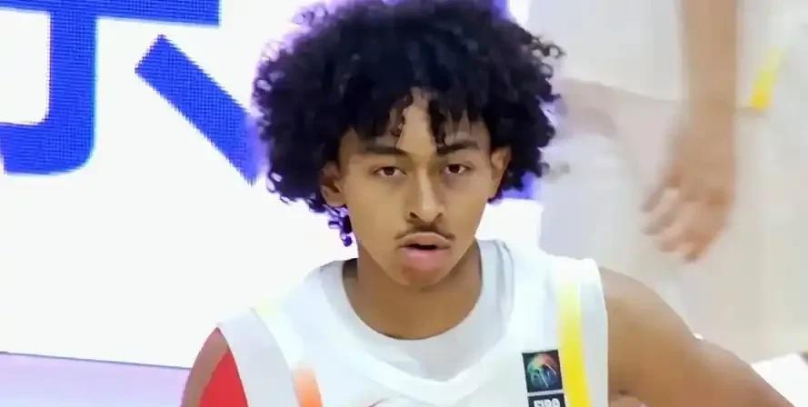 小编觉得中国男篮那么多混血球员，目前来看没有一个能超过朱正天赋的。说朱正天赋高