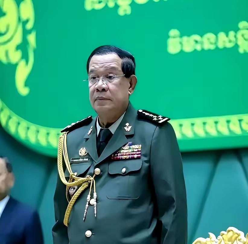 ​柬埔寨元首相洪森并不是一生都是那么高大威猛、成功连绵的，反而一生充满着坎坷。在