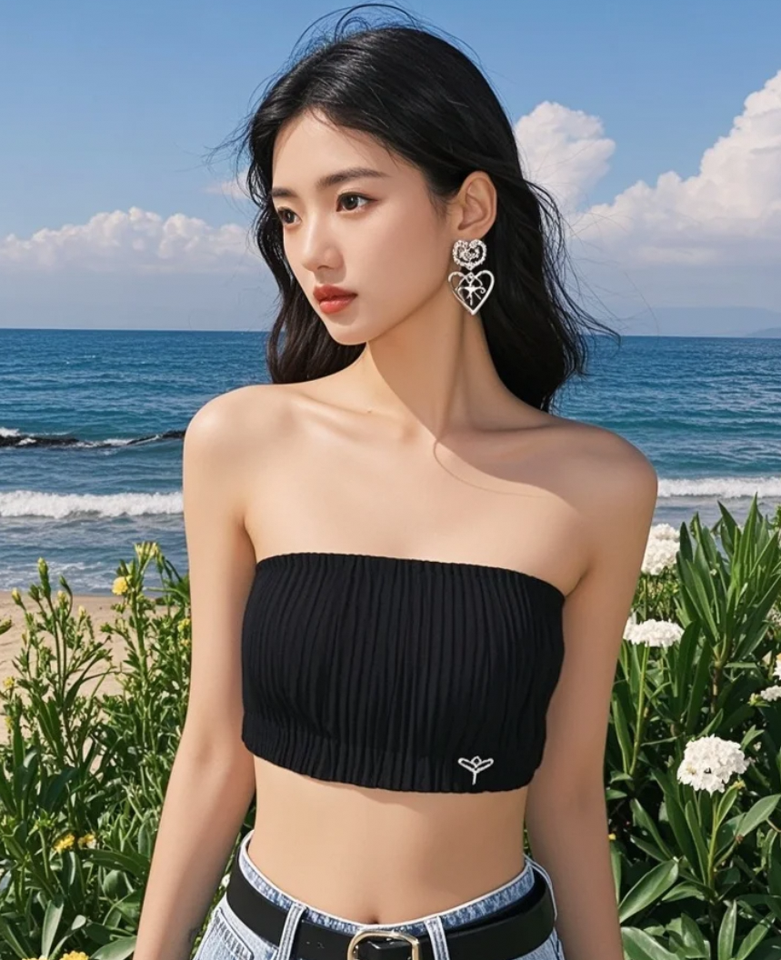 海风自由穿梭，吹散她心头的烦忧阴霾