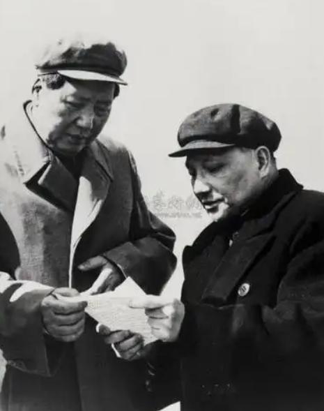 1976年，毛主席颤抖着握住笔，用尽全身力气，一笔一划写下了关于邓小平的指示，内