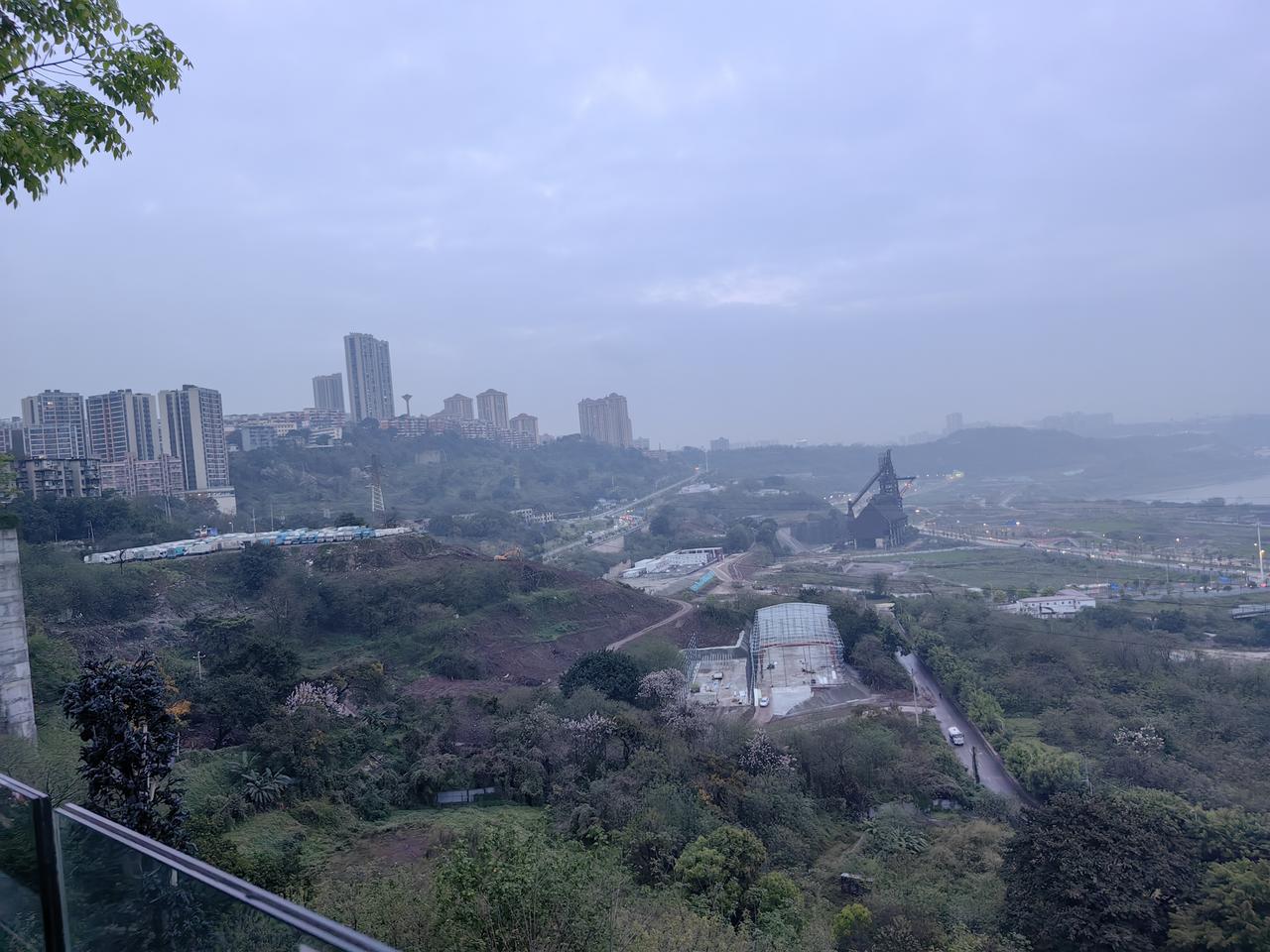 在崖线之上，观察老重钢片区…突然发现有一个新的结构棚正在搭建[思考]这是要干嘛呢