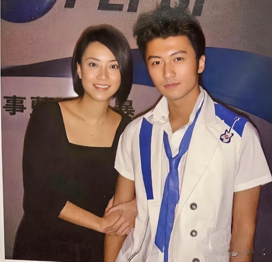这张照片是谢霆锋二十五岁时与他的经纪人霍汶希的同框合影。照片里的霍汶希乍一看有几