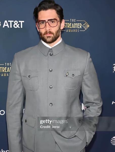 简直是教科书级别的“回旋镖”！这位美国顶流博主哈桑，这次是真的“刚”！不仅敢穿