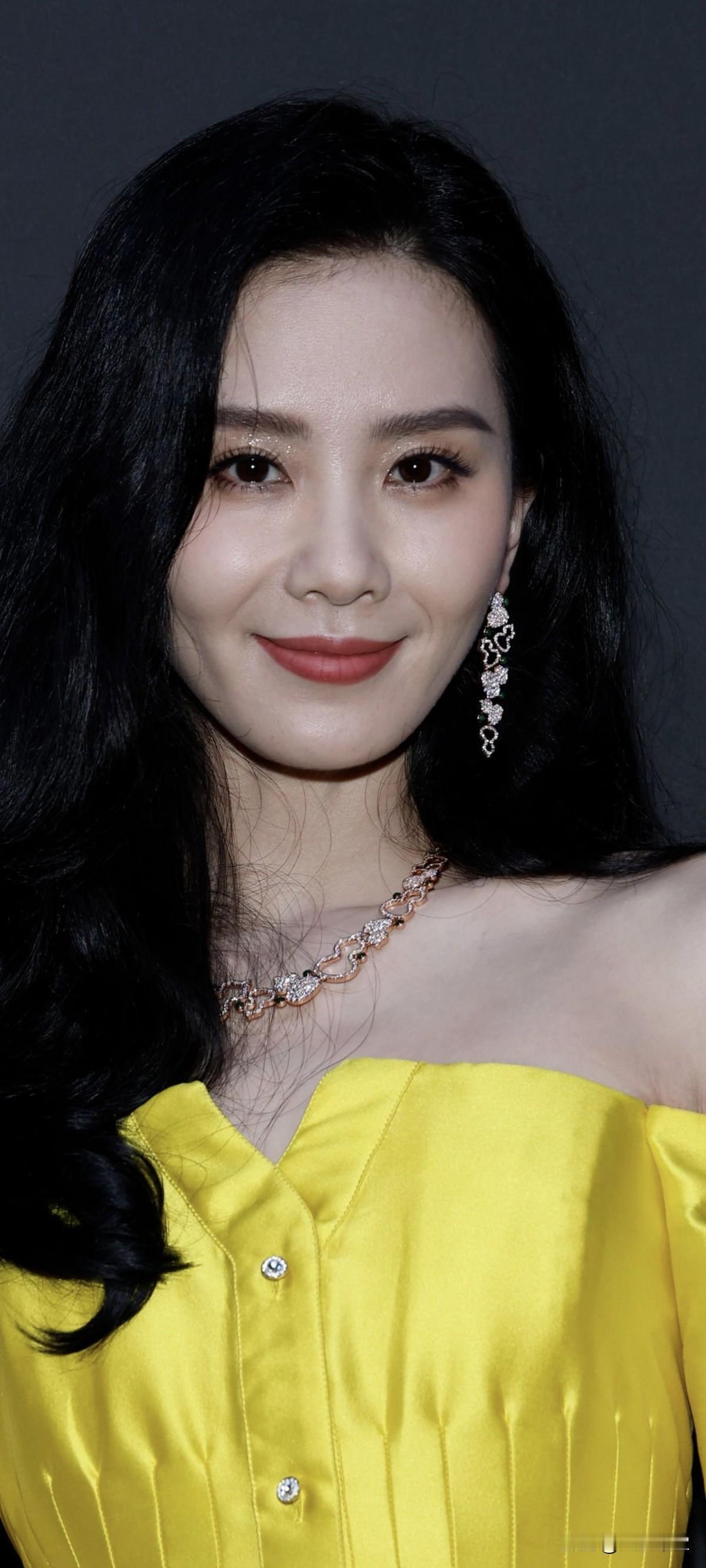 刘诗诗的颜值和身材可以总结为：“人淡如菊，形如天鹅”——一种不争不抢，但举手投足