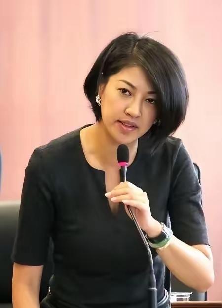 50岁的台湾省南投县美女县长许淑华，曾获得“中国小姐第四名”。从政多年，无房无车