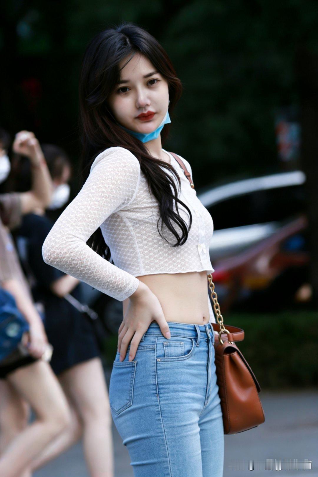 都市女孩的时尚穿搭总能让人眼前一亮，自信感直接拉满！就说那简约的白衬衫搭黑色百褶