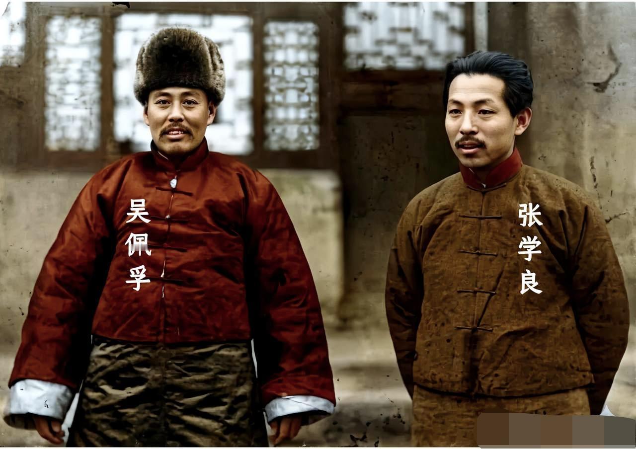 这张照片，拍摄于一九三二年的北平，两人分别为吴佩孚和张学良。当时，九一八事变已经