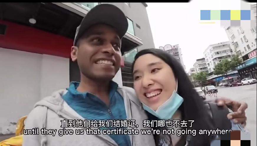 女孩说国内很难领证，印度男友安慰女孩，一定会成功，我只能说祝你俩幸福，世上无难事