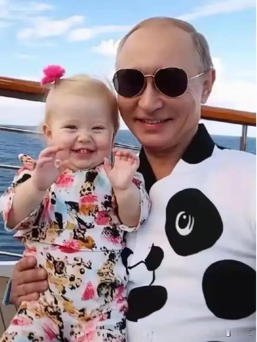 总觉得普京哪里不对劲！已经70多岁，一般人到这个年纪，发福、脱发、体力下降都