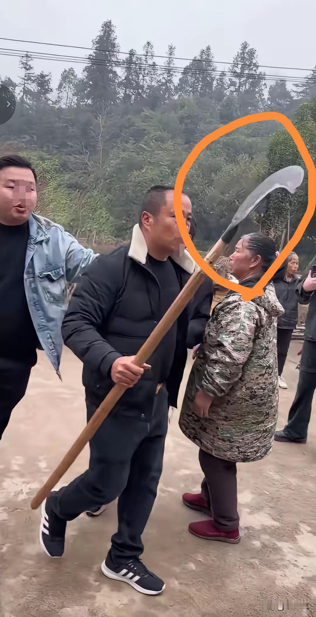 精神小伙杀年猪请村民，村民不稀罕，闹到要报警，压力给到帽子叔叔。网红博主带着