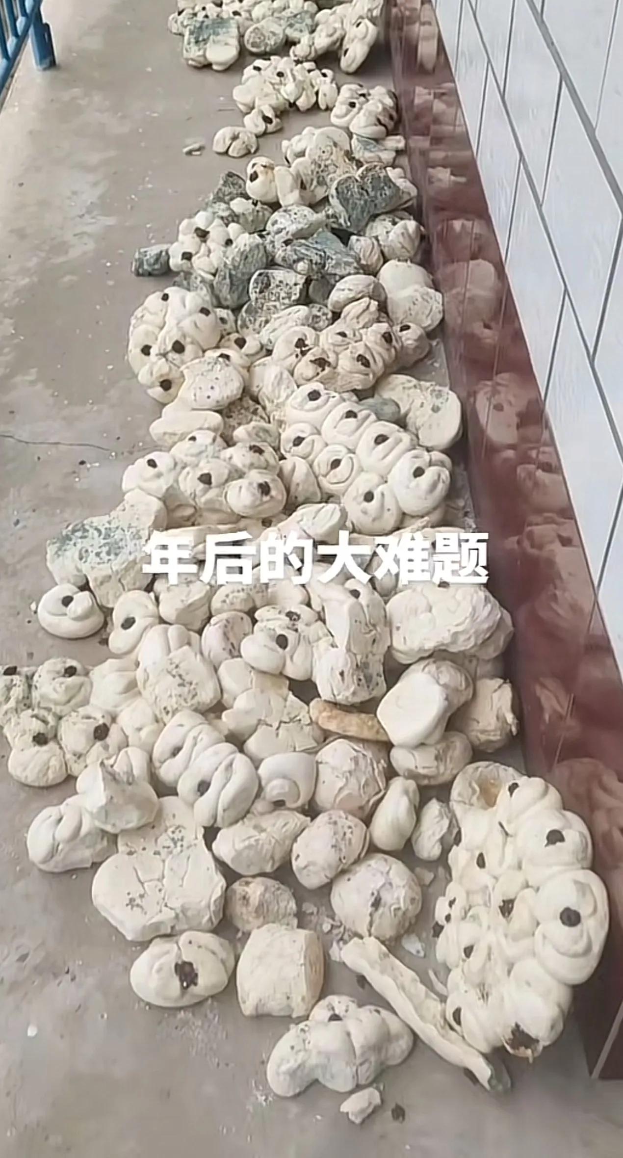 这是谁家呀？太败家了。二十三这一天蒸馒头是民俗。没说扔馒头呀。以前食物匮乏，