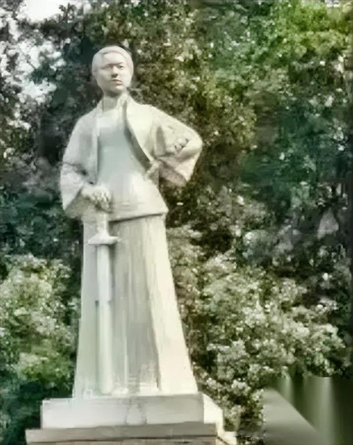 秋瑾后人告画家，真解气！去搜了那幅画，大白天冒冷汗。画面里的秋瑾“阴阳眼