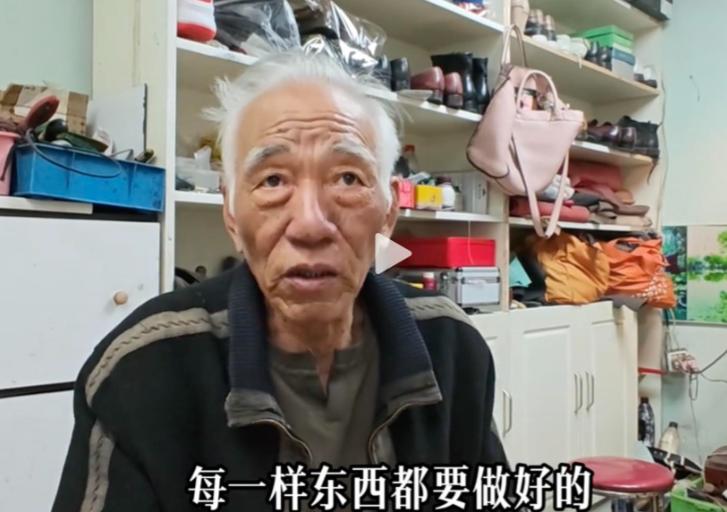 年轻人敢“躺平”吗？ 近日，一位七旬的上海爷叔坦言：自己靠修鞋修包月入三万！
