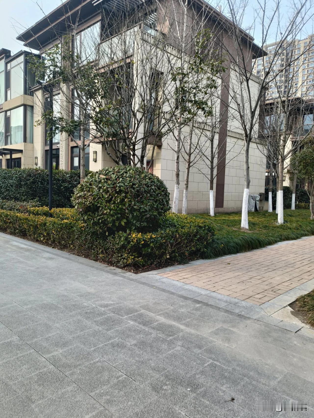 今天陪朋友看房，几年前买房子的人亏大了，这个数据真的太直观，亏一两百万，三四百万