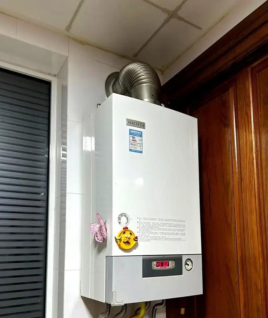 刷到个帖子，一哥们把燃气表拍成连续剧。昨天阴天壁挂炉烧掉63块，今天大太阳只花