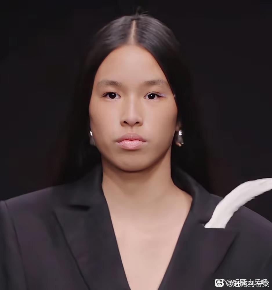 张庭把15岁的女儿扔到美国，没想到她直接杀进欧美时尚圈，成了T台追捧的东方黑天鹅