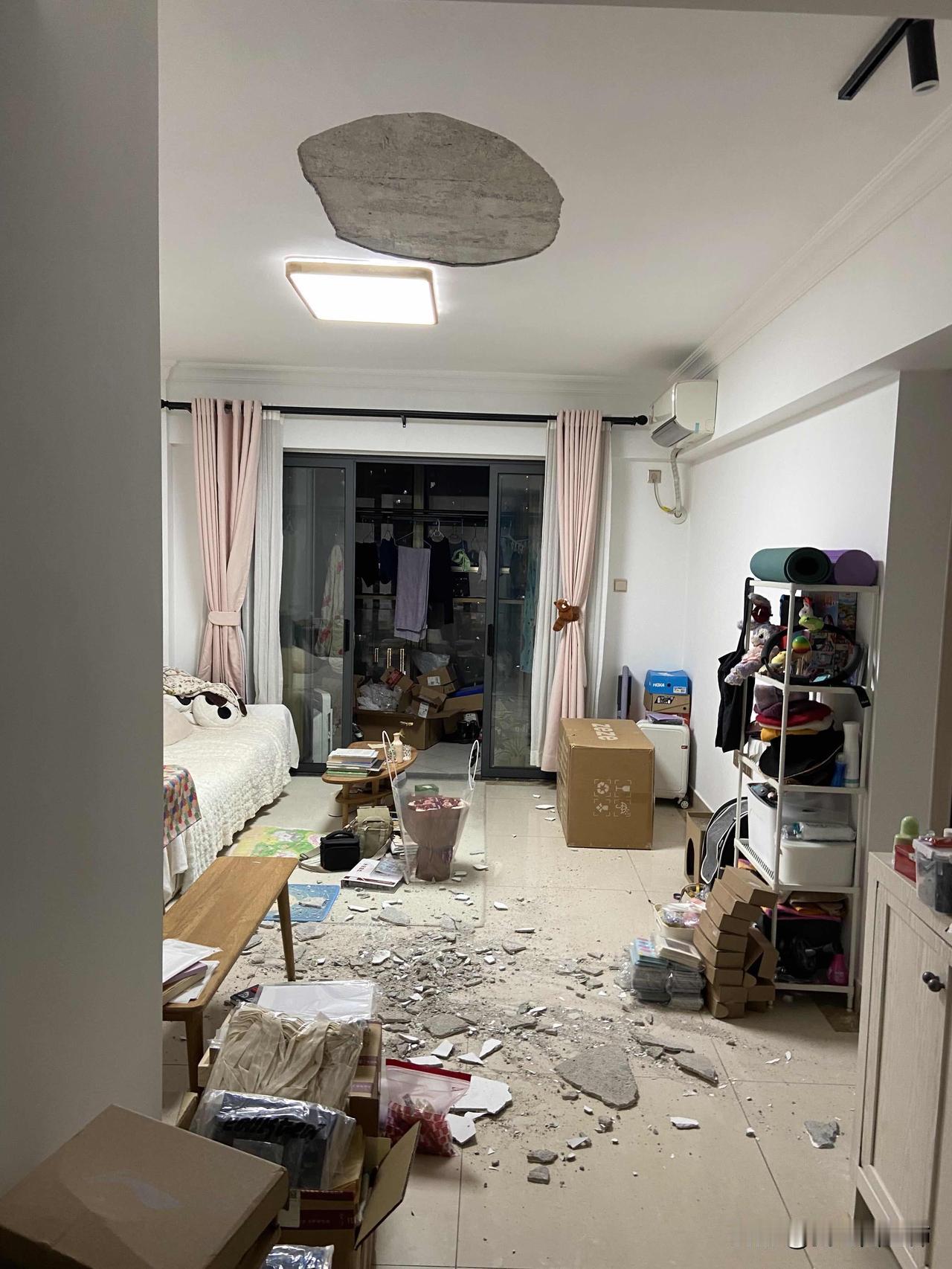 楼上装修，天塌了，这年还能过吗逛完花街回到，字面意义上的天塌了，天花板腻子脱落