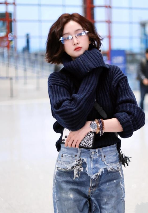 吴宣仪现身机场她这次搭配的很有潮流时尚感走路带风，看上去年轻又靓丽吴宣仪上身