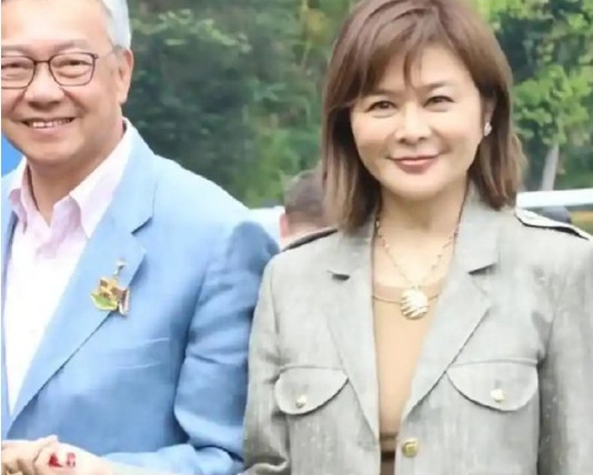 关之琳现身马场参加活动，对镜头笑容甜美，气质优雅，虽然容颜已老，但眉眼间依然展现