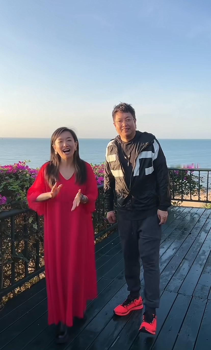 王芳与王为念两位主持人去三亚了，现场还摆了一大堆书，有小学套装、高中套装，主持人