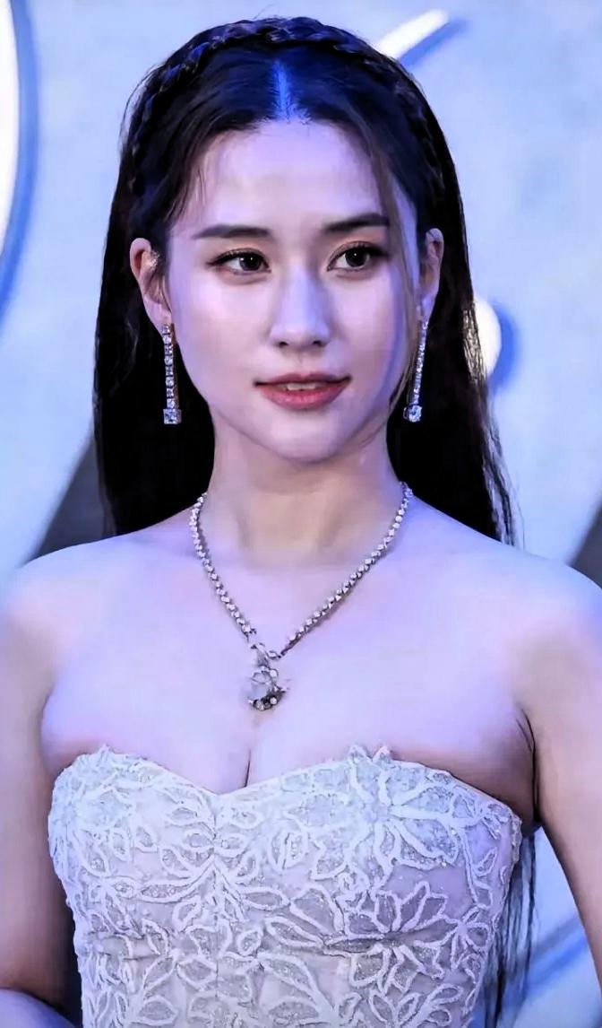 别再被何超莲的“甜妹”滤镜骗了！她哪是什么没心机的傻白甜，看她对两段感情的不同态