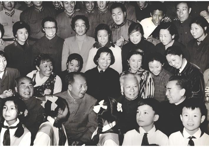 毛主席、周总理、刘少奇、朱德四大伟人与人民群众心连心。1964年10月，毛主席等