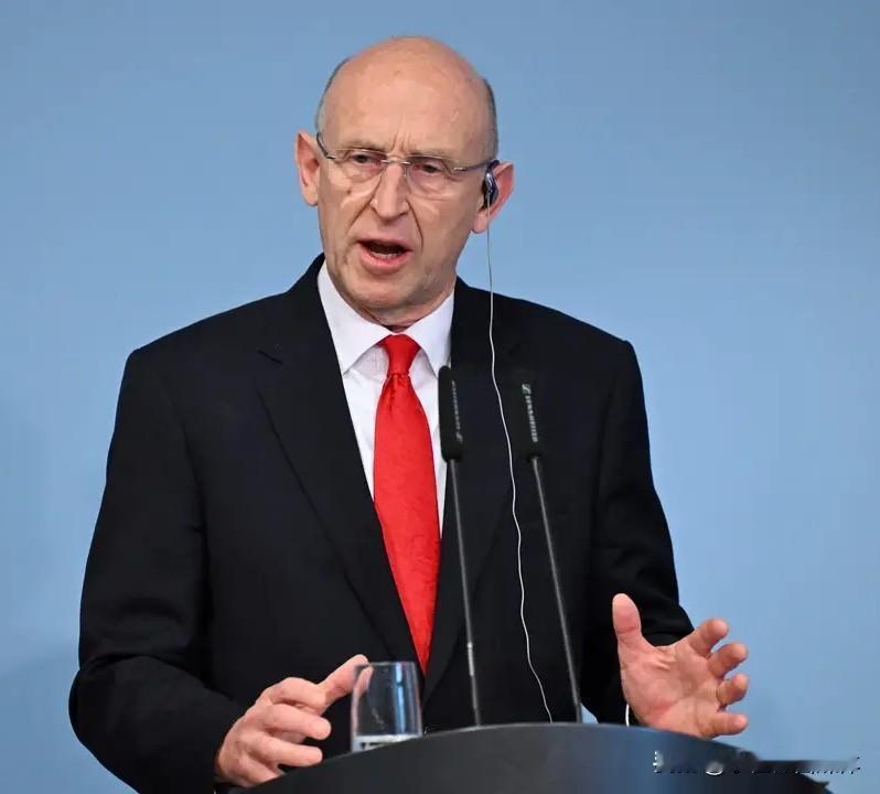 就在刚刚，英国国防大臣宣布两个重要消息！央视新闻16日报道，英国国防大臣希利