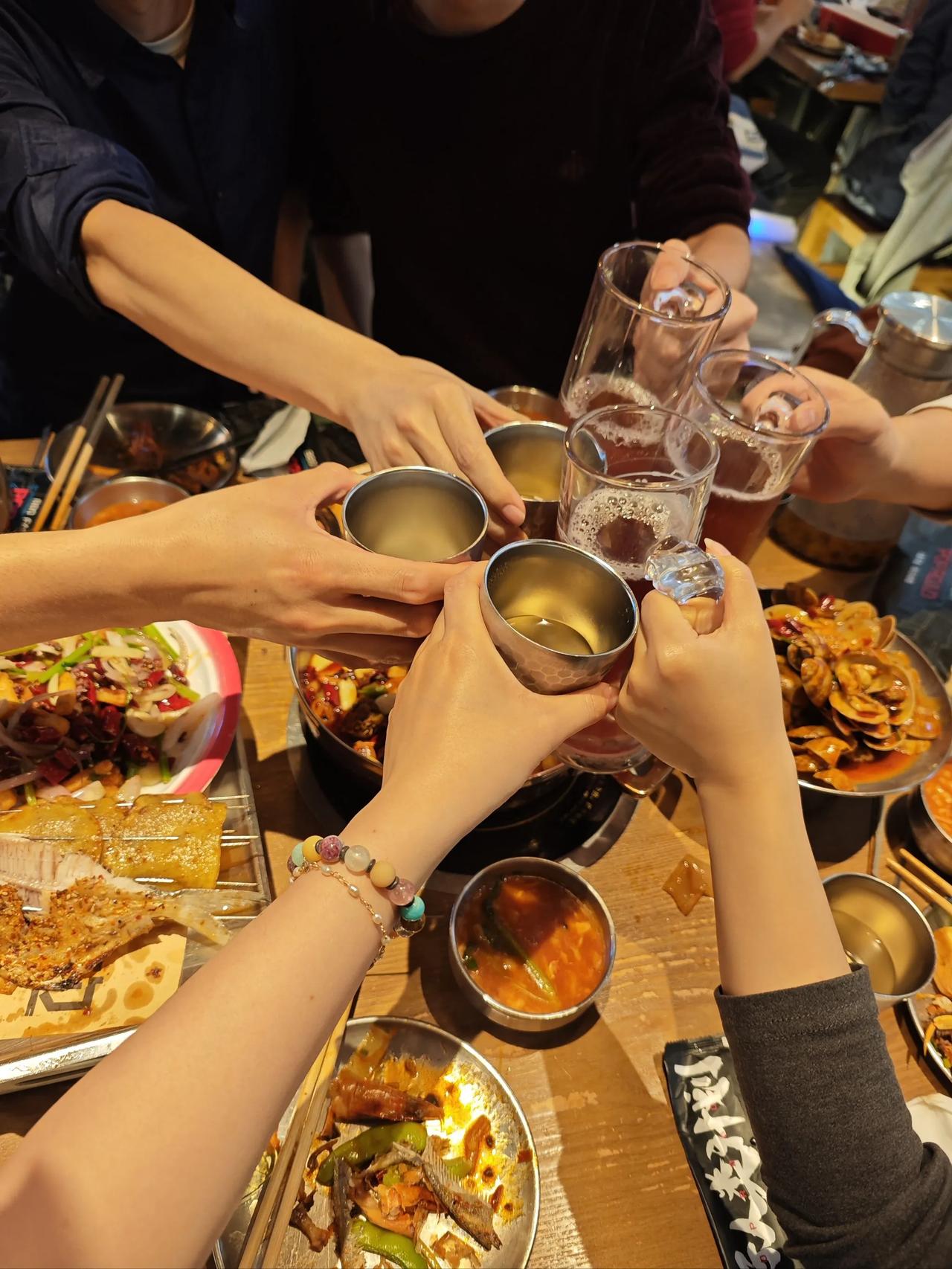 辽宁大连，10女1男去吃烧烤，消费1125元，老板给优惠到1050元，没想到，男