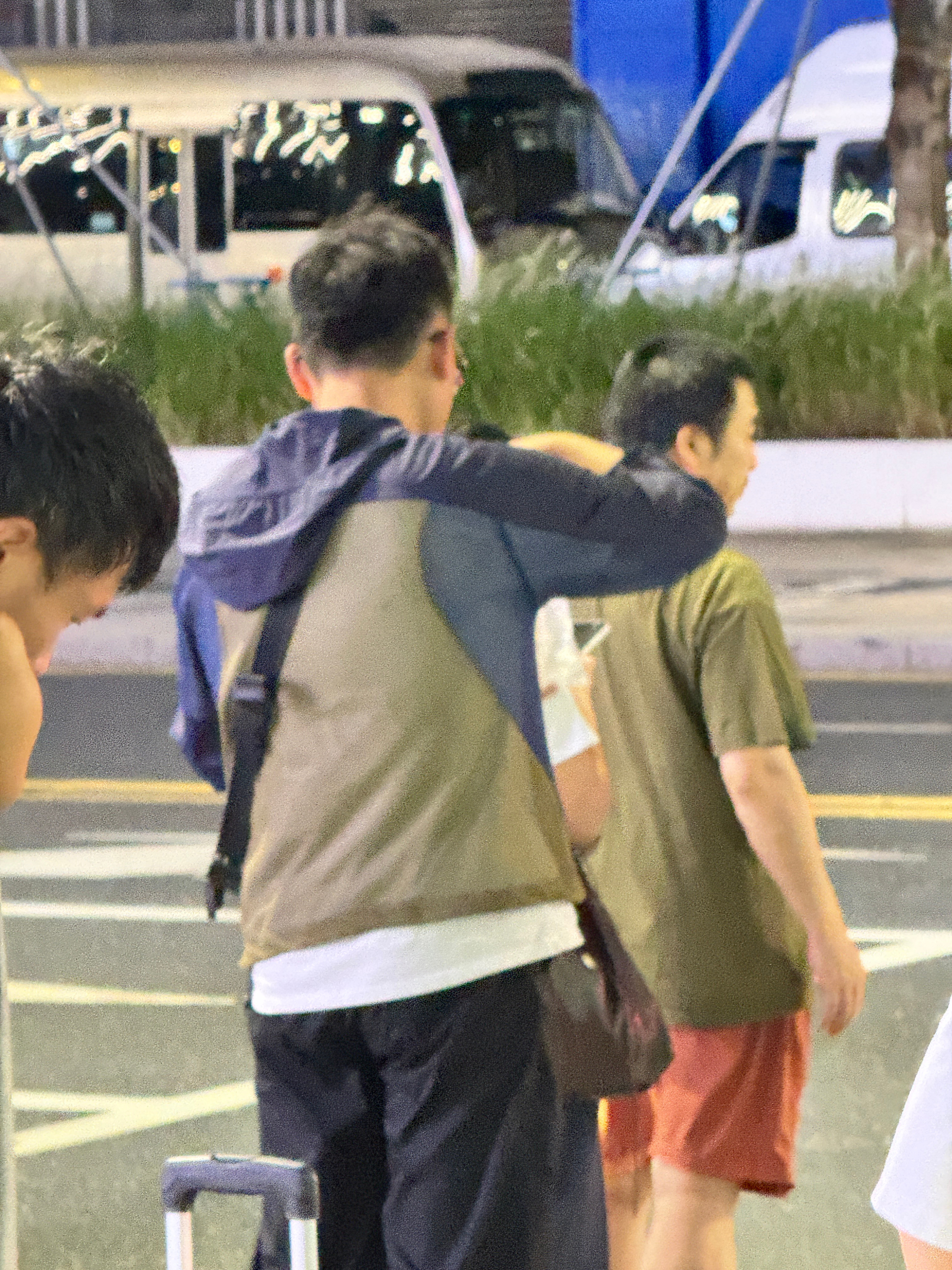 笑死了李现没看到，陪姐妹去买吃的，一看旁边是木子哥，他也买的烤冷面，我们去的时候