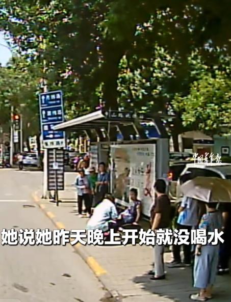 上人民日报了！7月29日中国青年报报道，天津，一大娘早上坐公交，下车后，一直坐在
