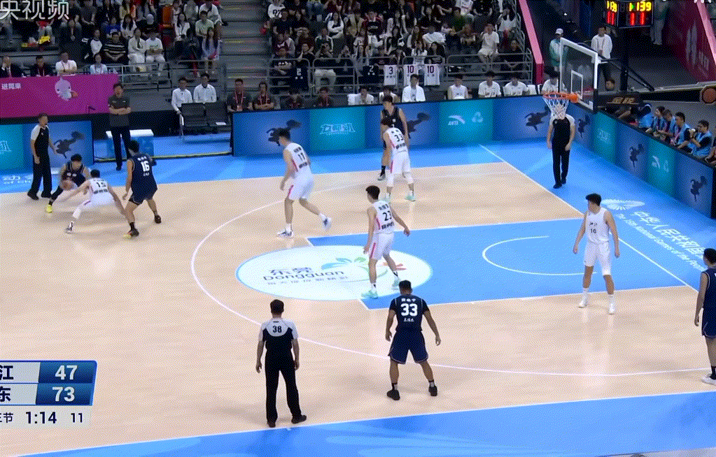 徐杰这球够灵动[赞]，借掩护蛇形突破来到罚球线附近，利用中距离错位惩罚余嘉豪广东