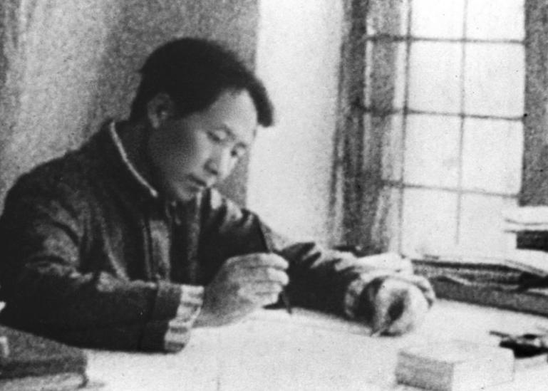 总之，听毛主席的话就对了。他老人家读的书比我们的专家多，眼光比大知识分子看得远，