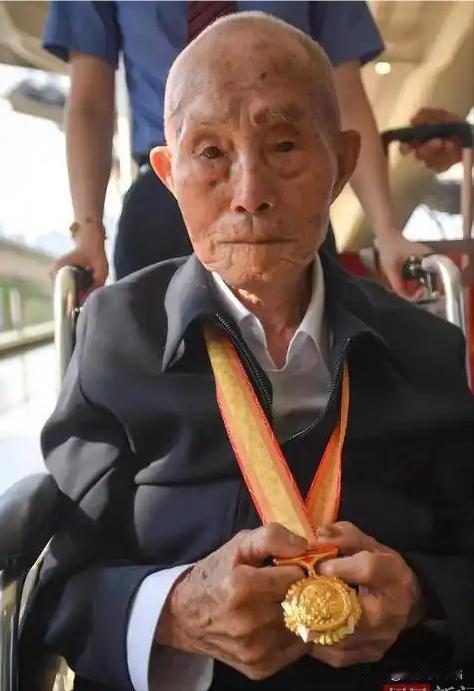 1943年，刘吉祥奉命给前线送80箱子弹，因仓库漆黑，他错把手榴弹当成子弹，没想