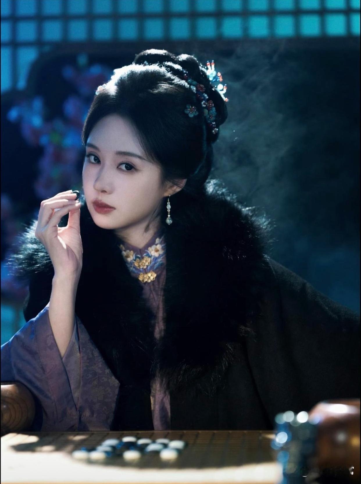 1.郑合惠子现在在剧组很受欢迎，演技在线，自带话题热度。她不执着于女主番位，报价也比较合理，吴谨言的