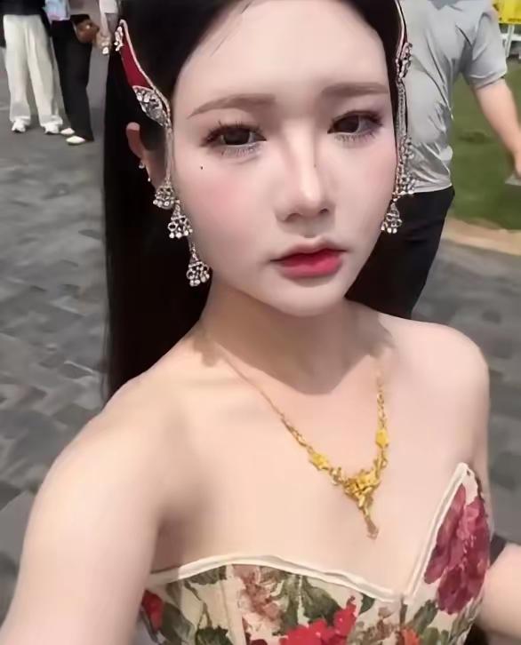 寺庙拦穿露肤装女游客引热议：规矩从不是苛责，是敬畏与分寸不少人看完女子发布